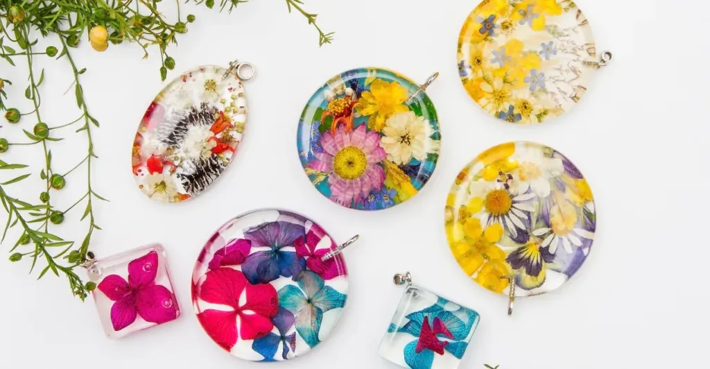 wykończenie biżuterii z żywicy epoksydowej