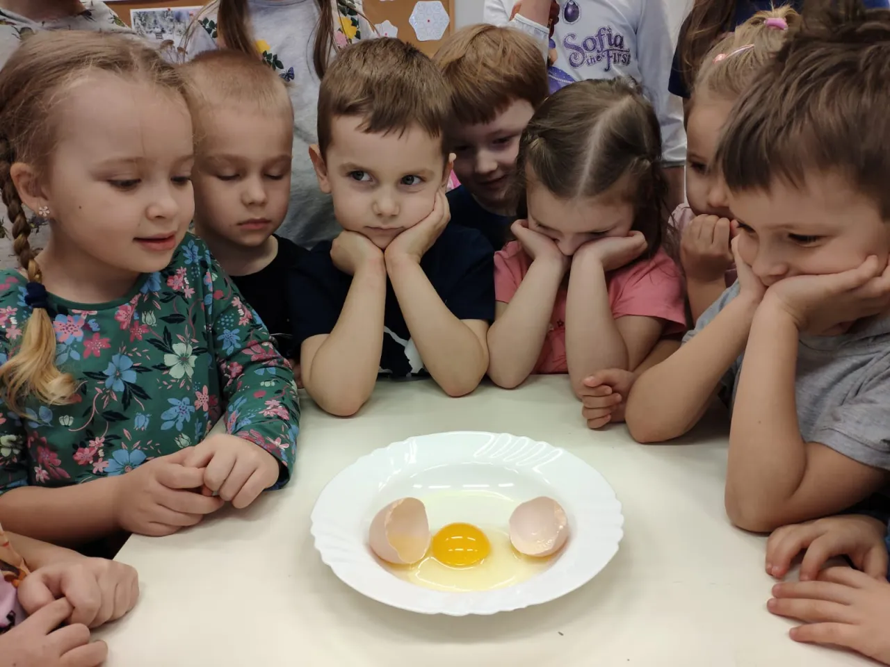 dziecko zgaduje zagadkę o jajku