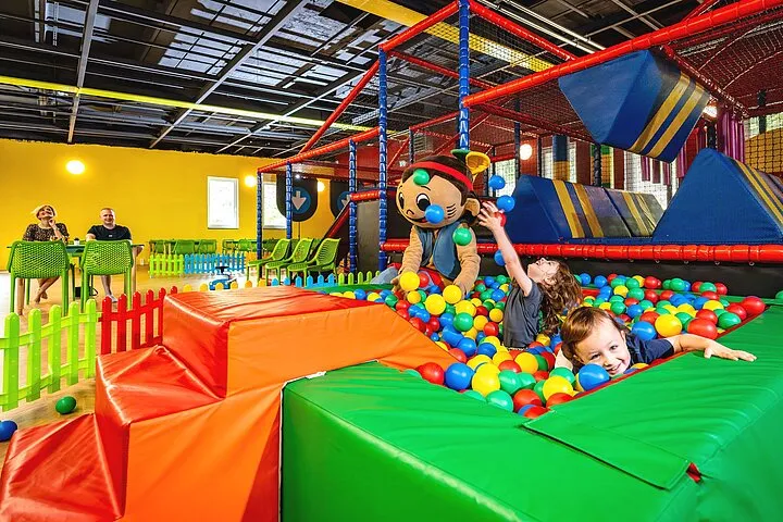 Familie im Schwimmbad AHORN Hotel Fichtelberg
