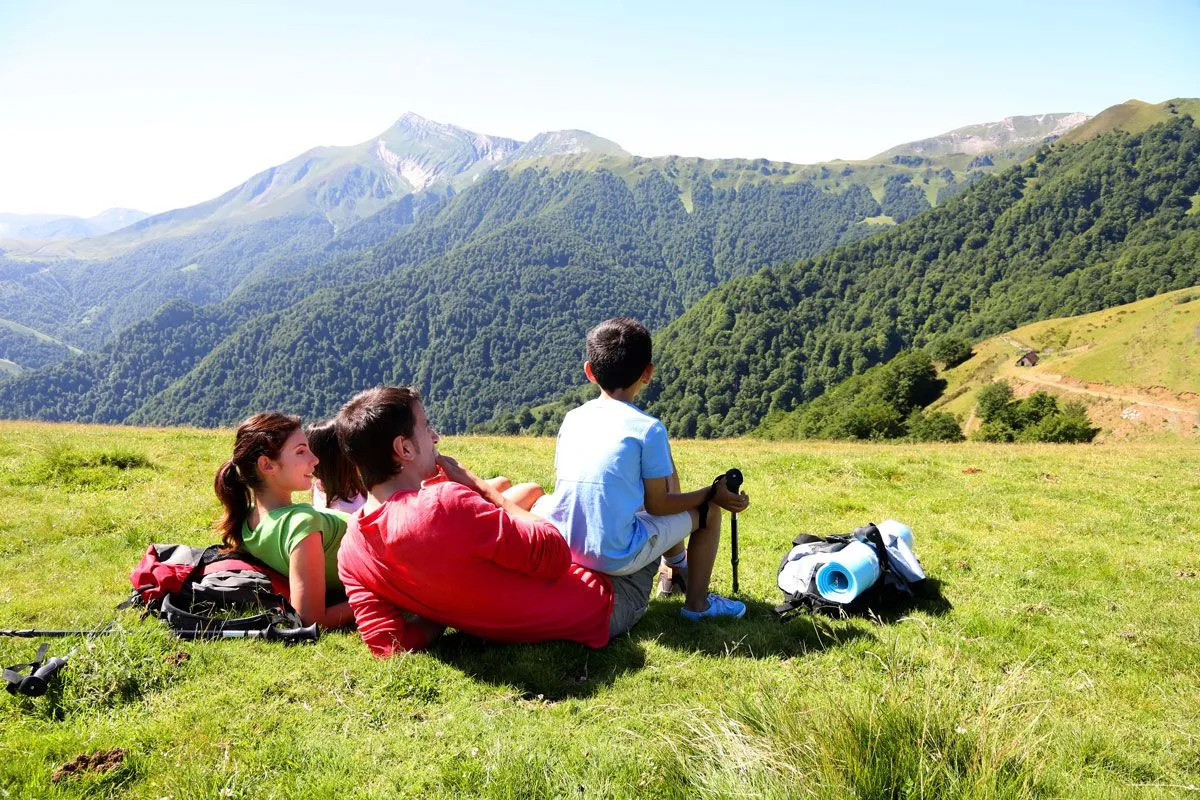 Rodziny z dziećmi w g&oacute;rach Tatry