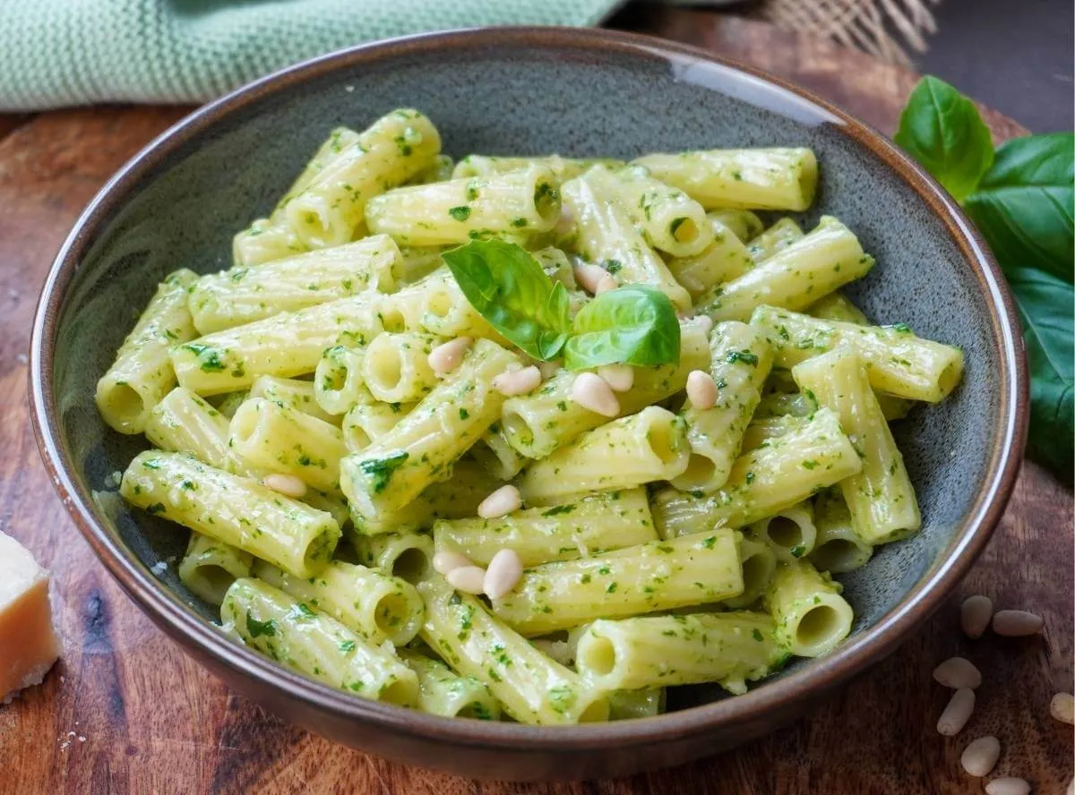 Verschiedene Nudelsorten f&uuml;r Pesto nebeneinander