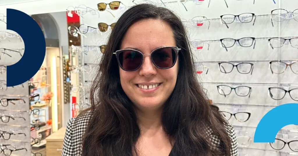 Okulary fotochromowe przed i po przyciemnieniu na twarzy modela