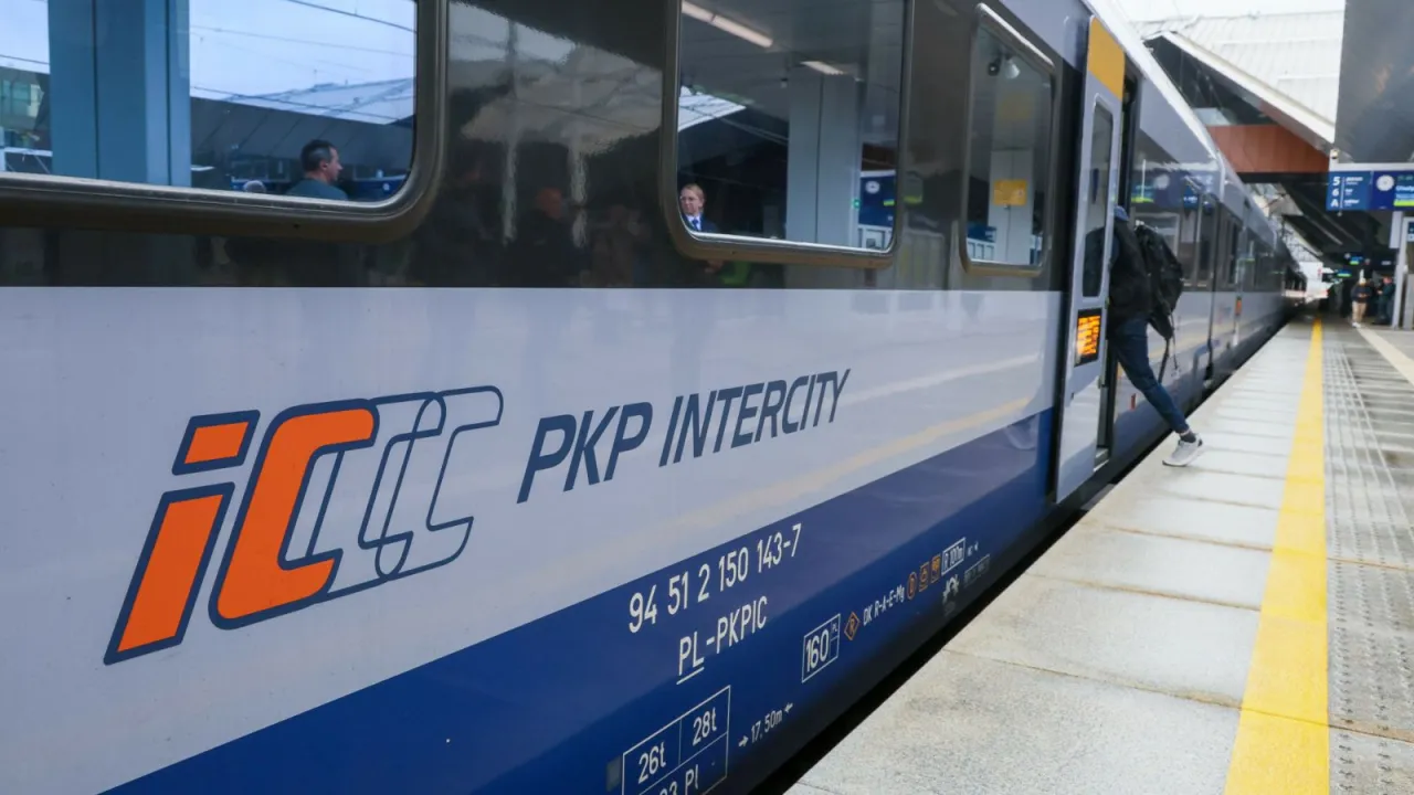 Pociąg PKP Intercity na peronie. Osoba wsiada do wagonu. Jak nie pomylić pociągu? Sprawdź numer i kierunek!