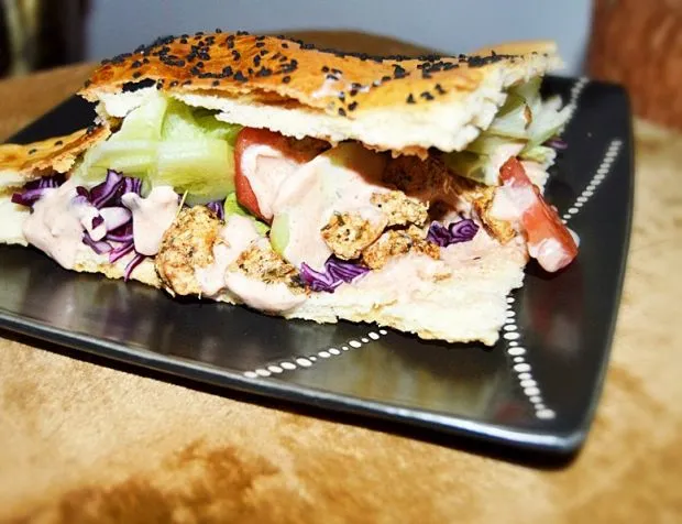 kebab w bułce, kebab d&uuml;r&uuml;m, kebab na talerzu, kapsalon