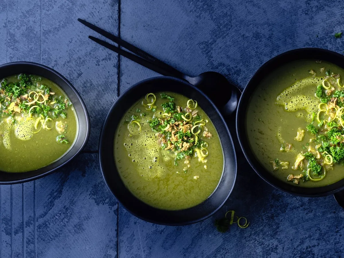 Verschiedene Toppings f&uuml;r Suppe wie Croutons, ger&ouml;stete Kerne und Kr&auml;uter