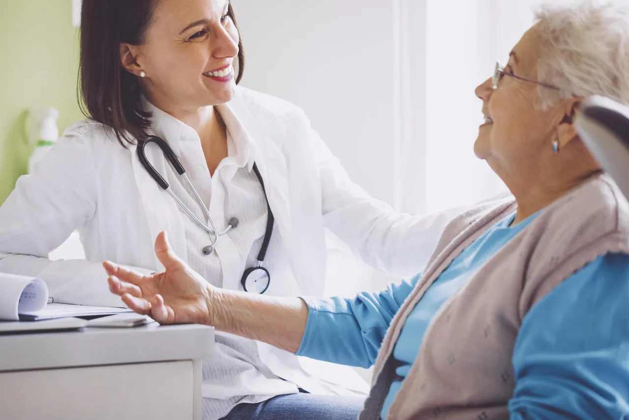 Pacjentka rozmawiająca z neurologiem w gabinecie