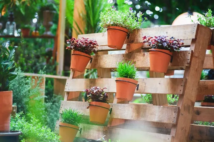 kwietnik wertykalny z palet inspiracje