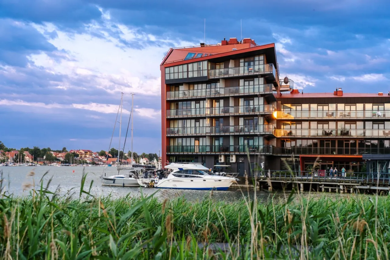 Nowoczesny hotel nad jeziorem, idealny na wakacje z bonem turystycznym. Obiekty takie jak ten oferują komfortowy wypoczynek.