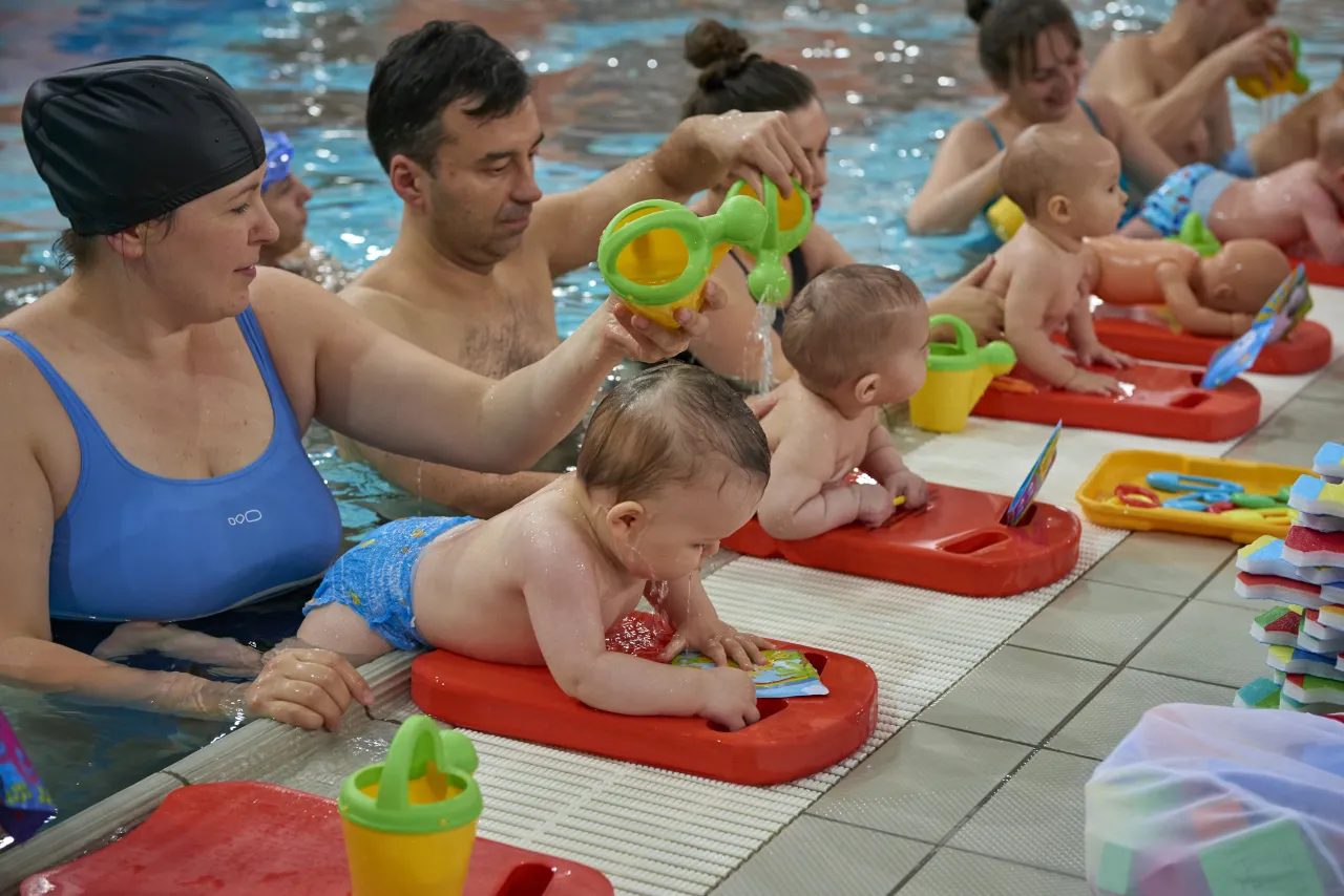 niemowlę na basenie z rodzicem