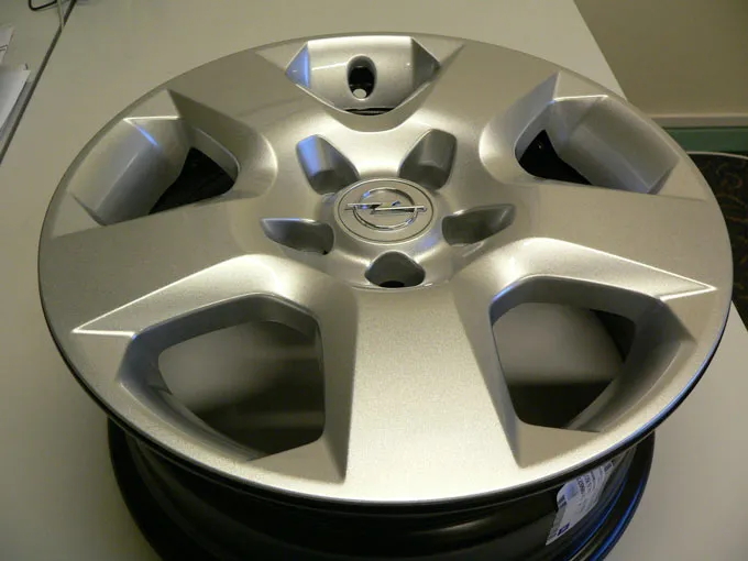 Felga strukturalna z kołpakiem i bez