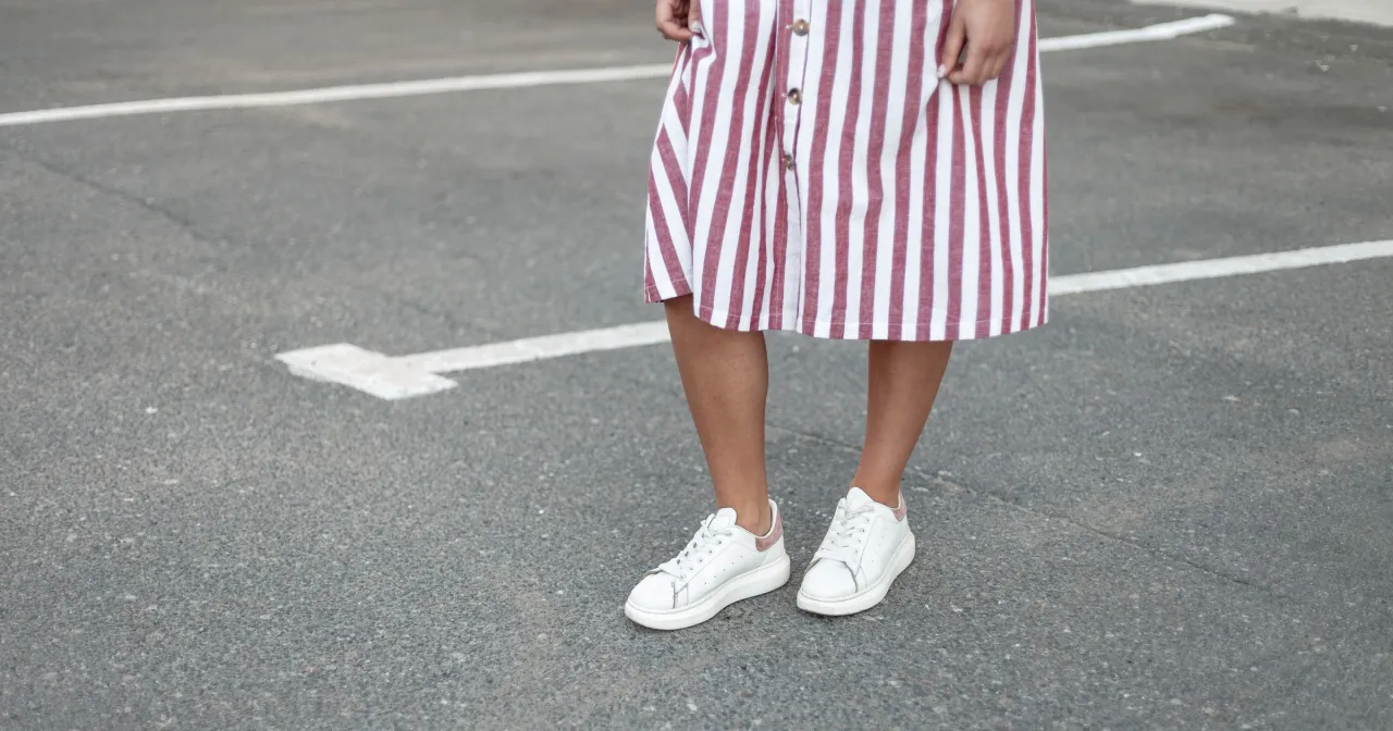 różne modele sneakersów do spódnic