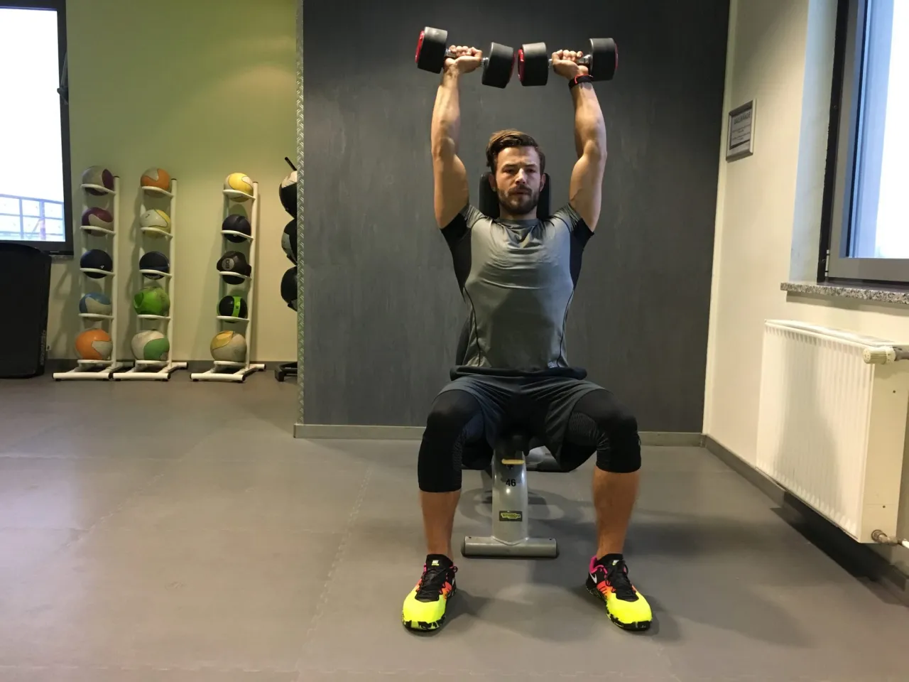 Schulterdrücken Kurzhantel richtige ausführung