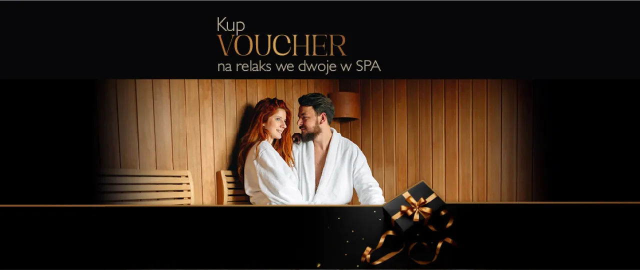 kobieta wybierająca voucher spa online, porównywanie ofert