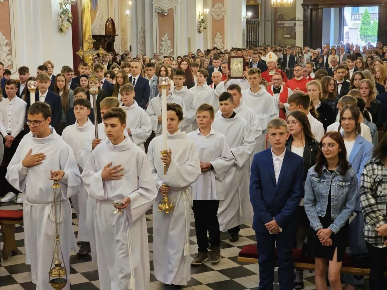 Zdjęcie Ile biskup bierze za bierzmowanie? Sprawdź, co musisz wiedzieć