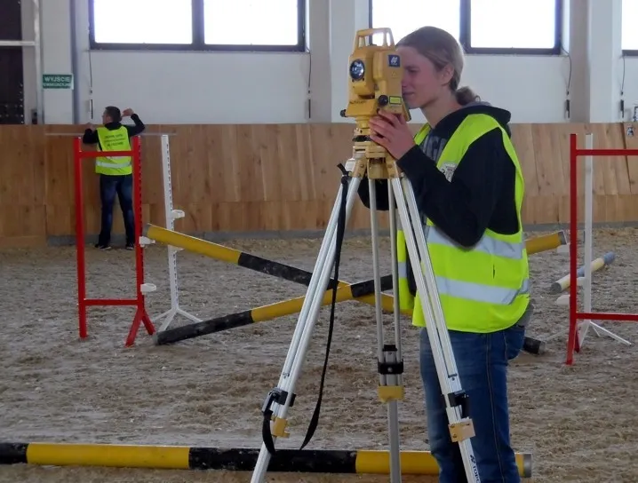 Technik geodeta w pracy