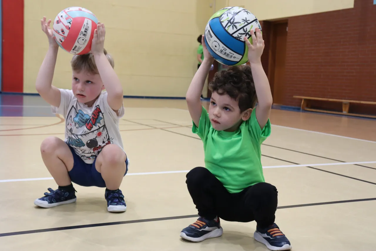 dziecko na huśtawce kocowej lub piłce gimnastycznej