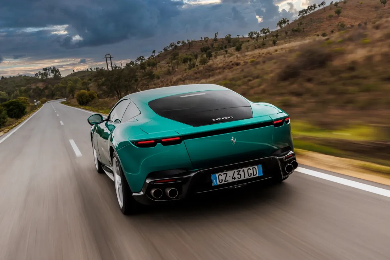 Ferrari na tle polskiego krajobrazu