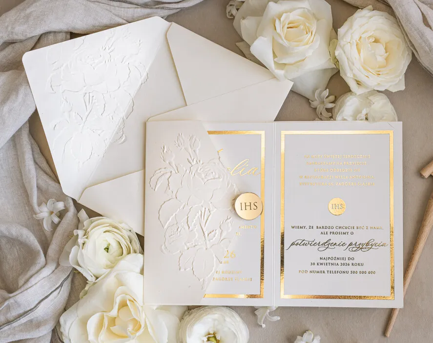 eleganckie zaproszenie na Pierwszą Komunię Świętą ze złotymi literami