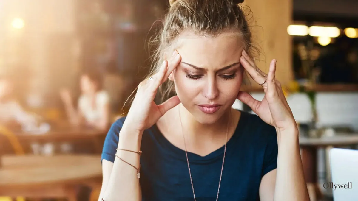 kobieta doświadczająca mgły mózgowej lub problemów z koncentracją