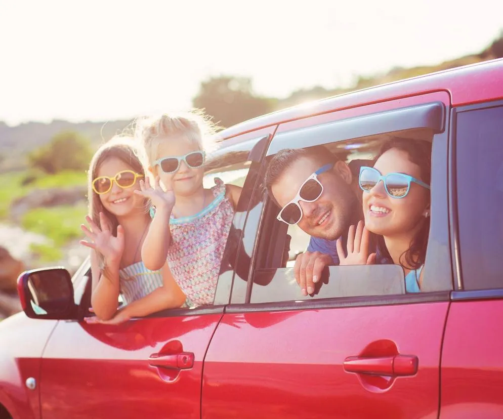 kierowca w okularach fotochromowych w słoneczny dzień