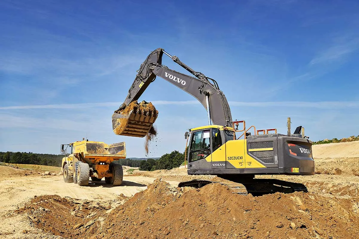 koparka na placu budowy, prace ziemne, koparka w akcji