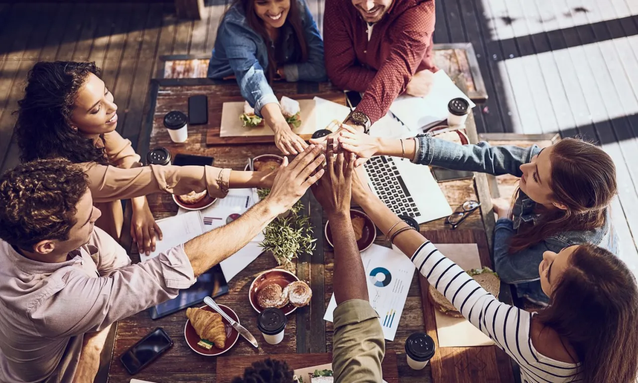 ludzie w grupie przyjaźń szacunek