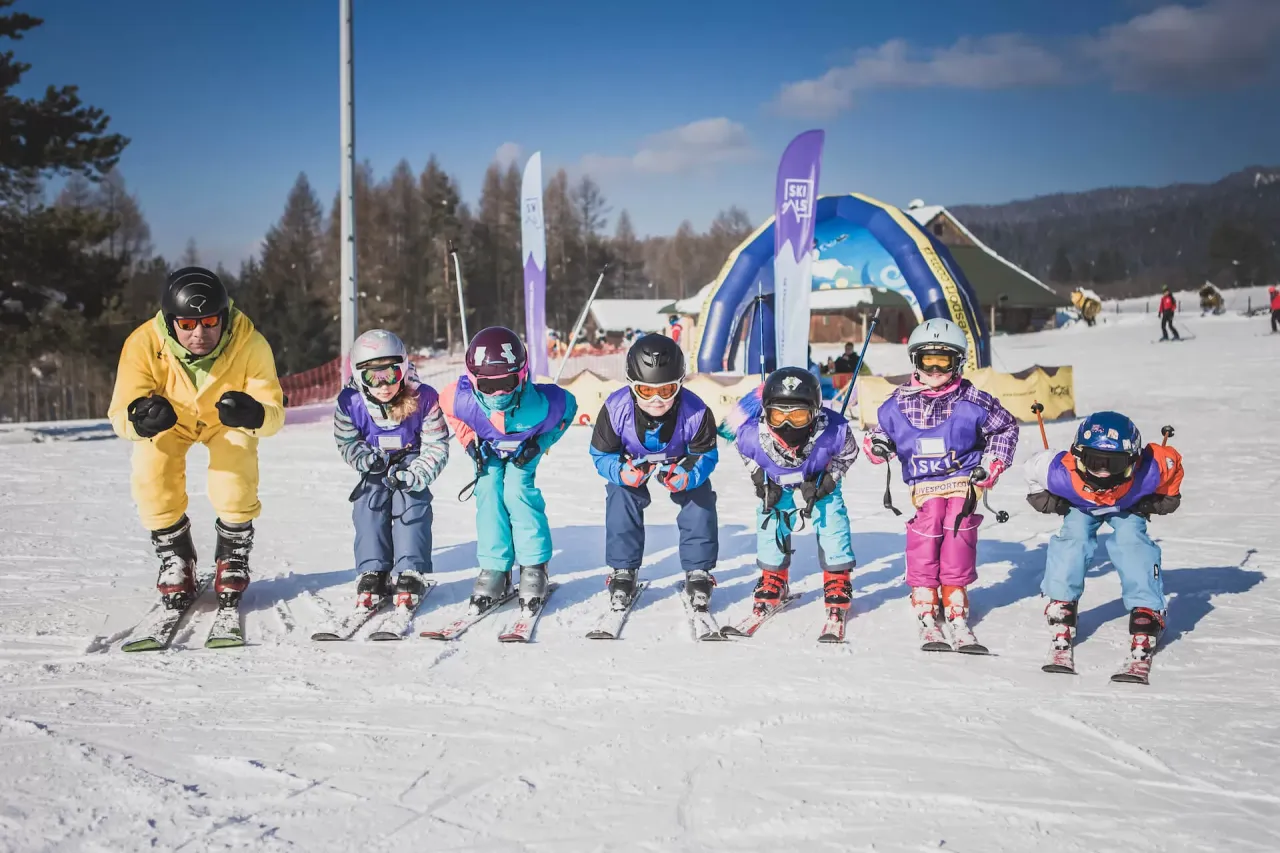 rodzina na nartach w Polsce, dzieci uczące się jeździć