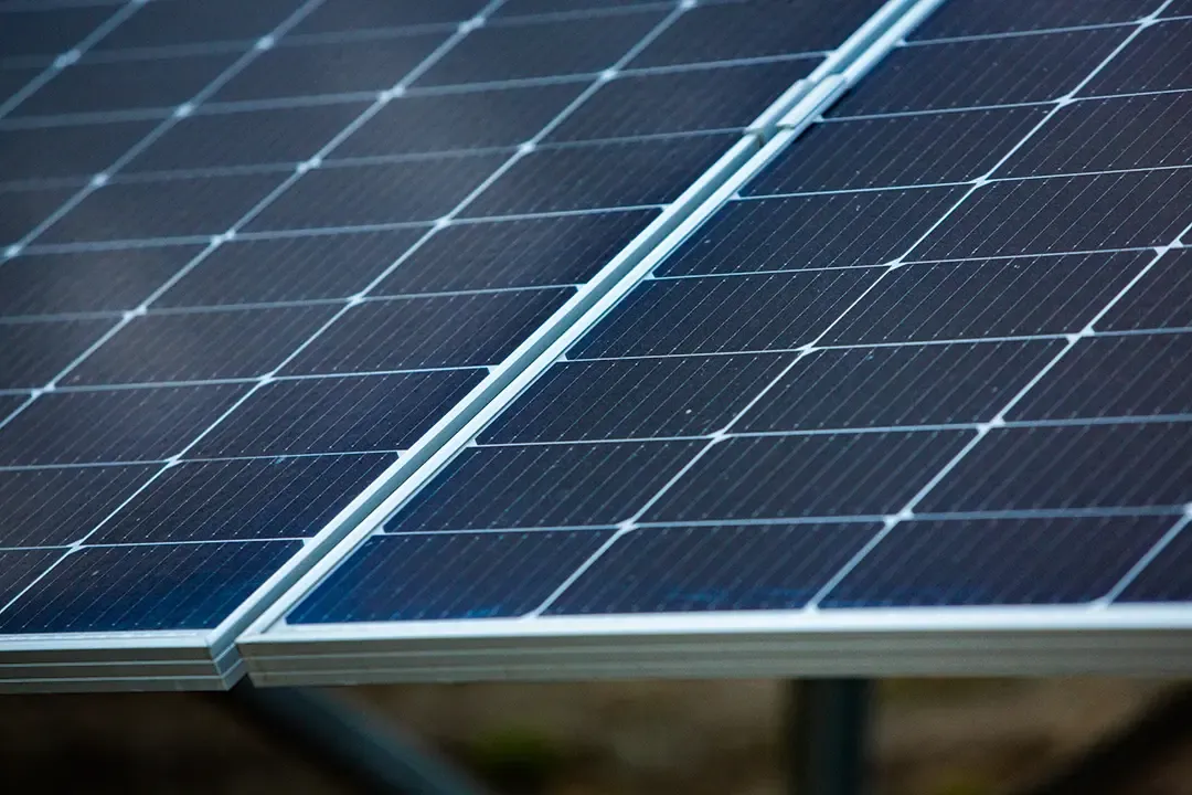 Komponenty elektrowni fotowoltaicznej 40 kW, panele słoneczne i inwertery