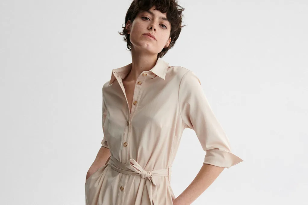 Eleganckie stylizacje bluzek koszulowych do biura