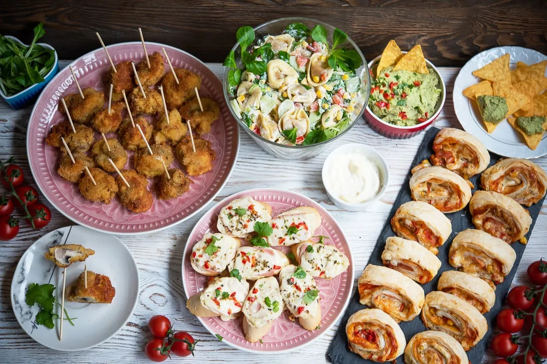różnorodne przekąski imprezowe, stół z jedzeniem na domówkę
