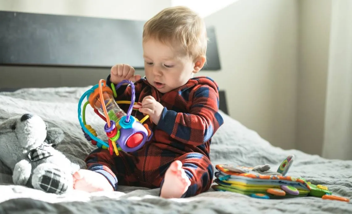 niemowlę świadomie chwytające zabawkę