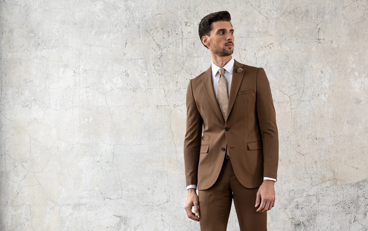 brązowy garnitur kompletna stylizacja dodatki