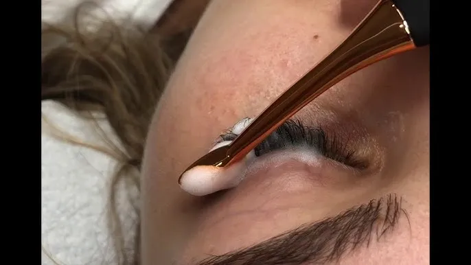 kobieta zdejmująca kępki rzęs removerem