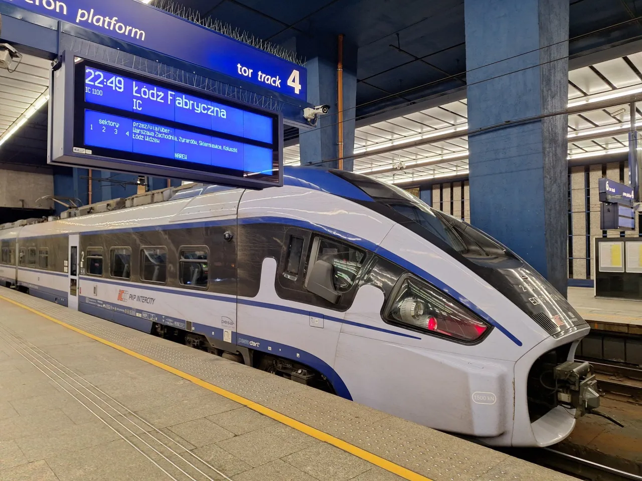 Terminal płatniczy u konduktora PKP Intercity