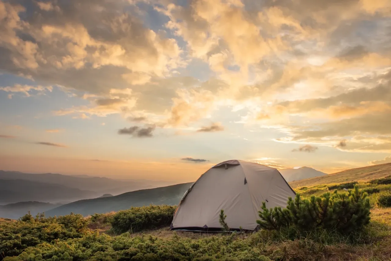 g&oacute;ry namiot wsch&oacute;d słońca