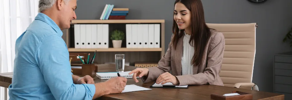 Prawnik i klient rozmawiają o spadku przy biurku