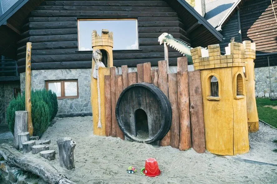 Bacówka Biały Jeleń mini zoo stadnina koni plac zabaw