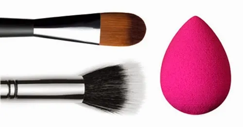 narzędzia do aplikacji podkładu gąbka pędzel palce