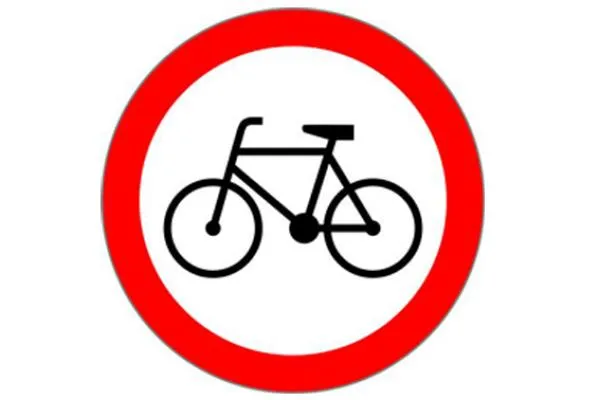 znak zakazu wjazdu motorowerem na ścieżkę rowerową