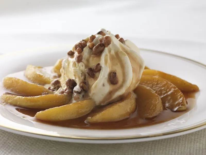 ciastko jabłkowe z lodami i karmelem