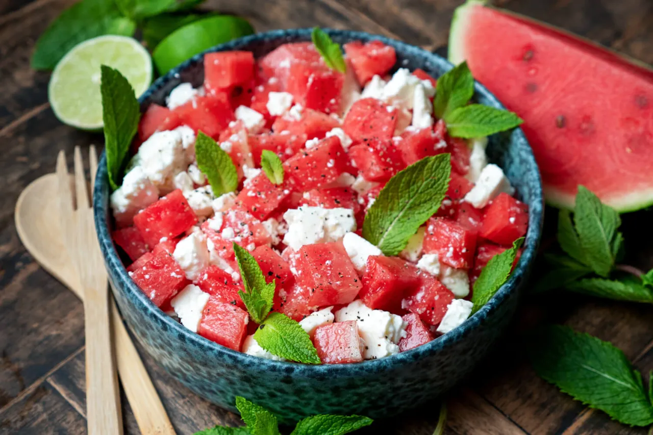 Wassermelonen Feta Salat in einer sch&ouml;nen Sch&uuml;ssel auf einem Sommertisch