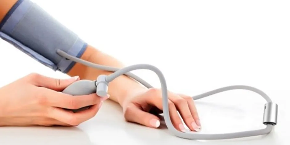 Pacjent mierzący ciśnienie krwi w domu, spokojna atmosfera