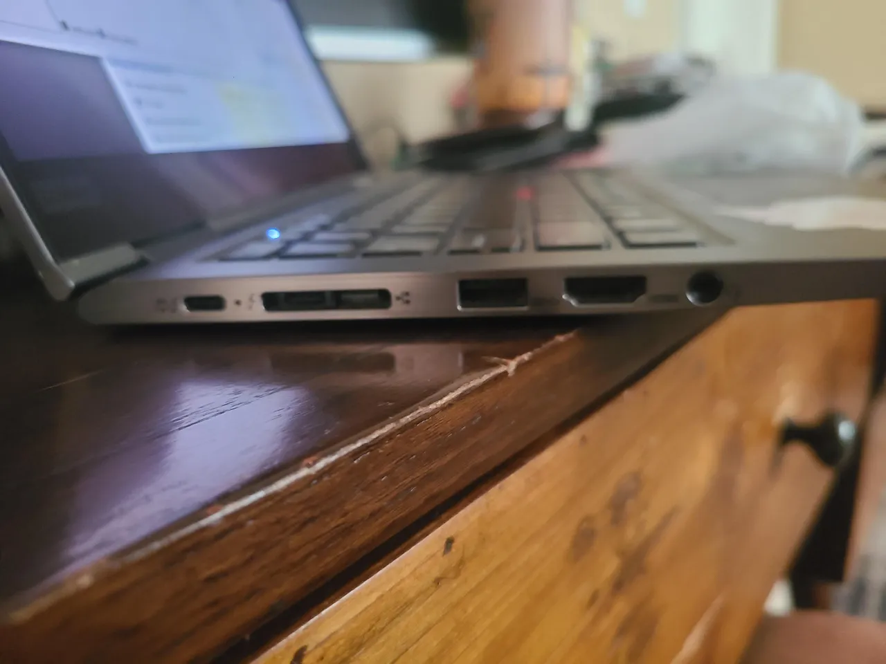 Lokalizacja przycisku Novo w laptopie Lenovo