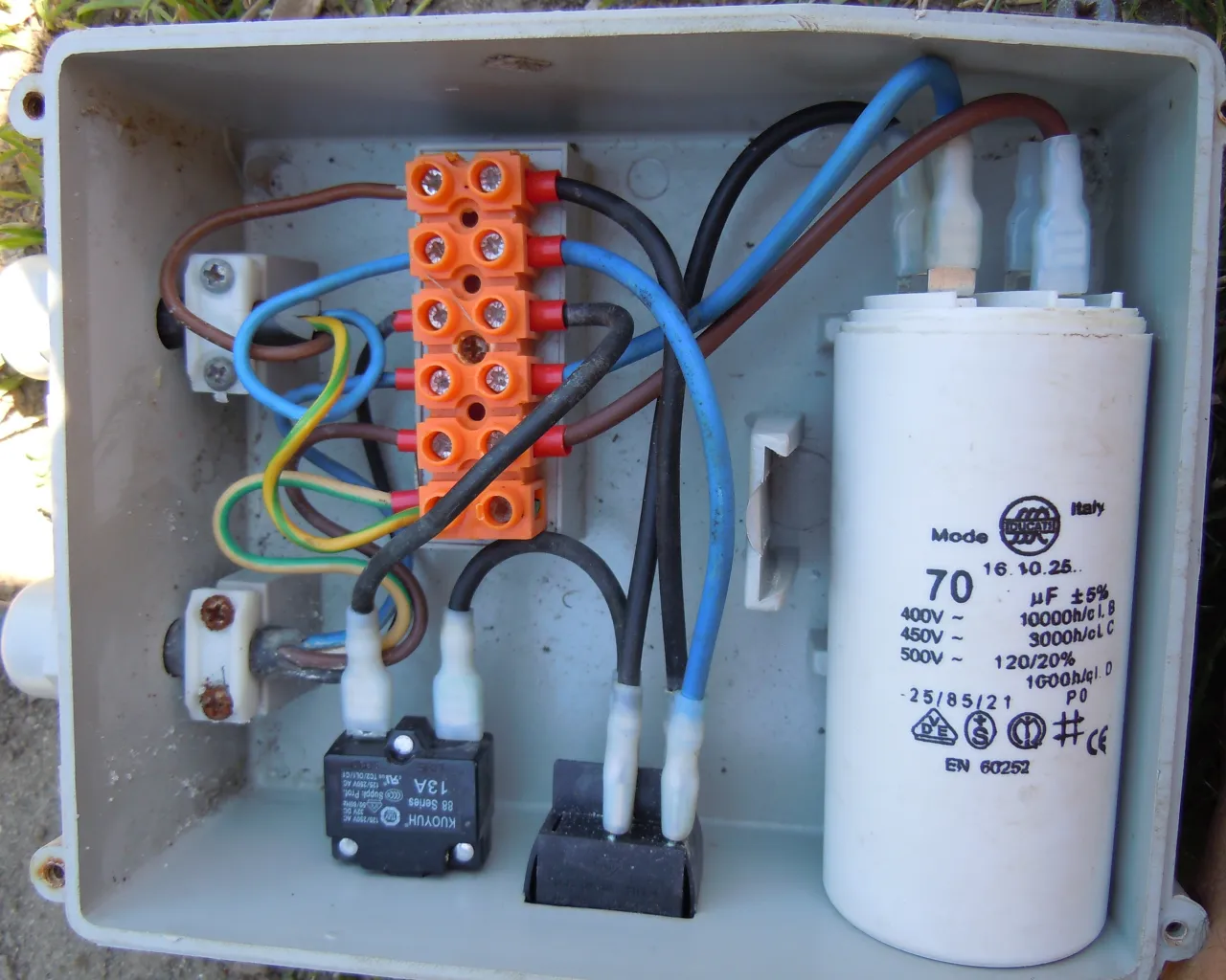 Schemat podłączenia kondensatora pompa głębinowa puszka rozruchowa