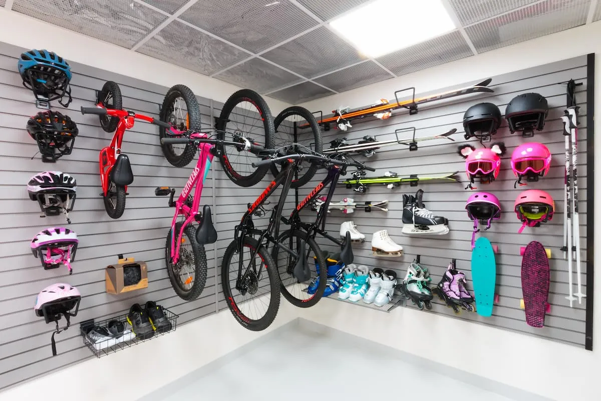 uchwyt na narty w garażu zorganizowanym