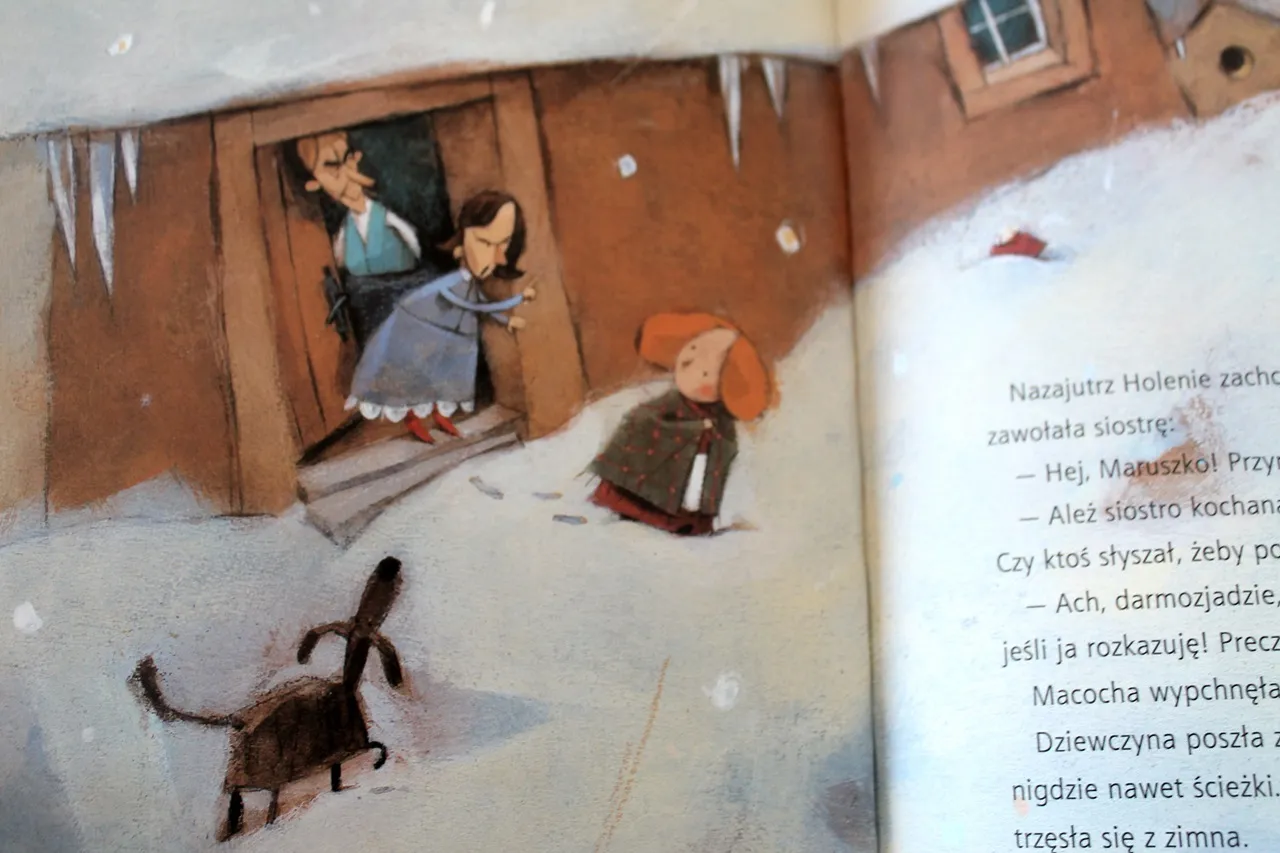 Ilustracja do baśni o dwunastu miesiącach. Dziewczynka w płaszczyku stoi na śniegu, a z drzwi domu wychodzi kobieta i mężczyzna.