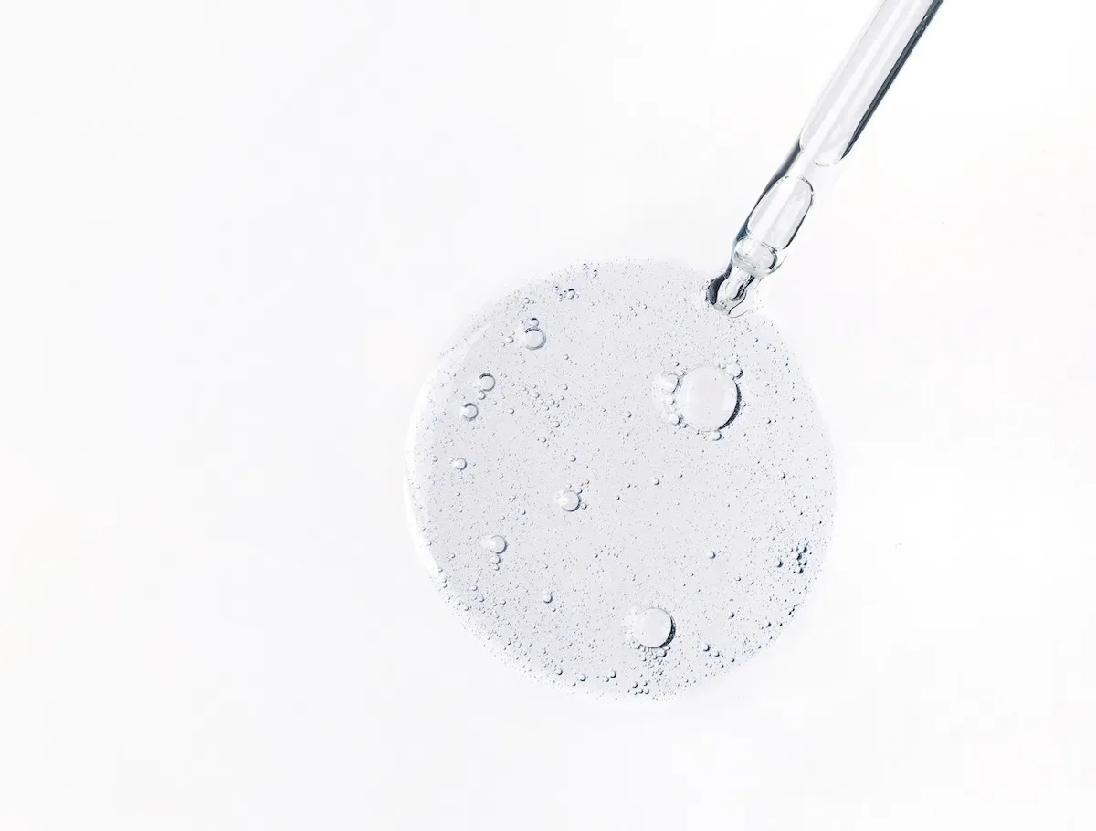 Lekarz medycyny estetycznej wykonujący zabieg z kwasem hialuronowym