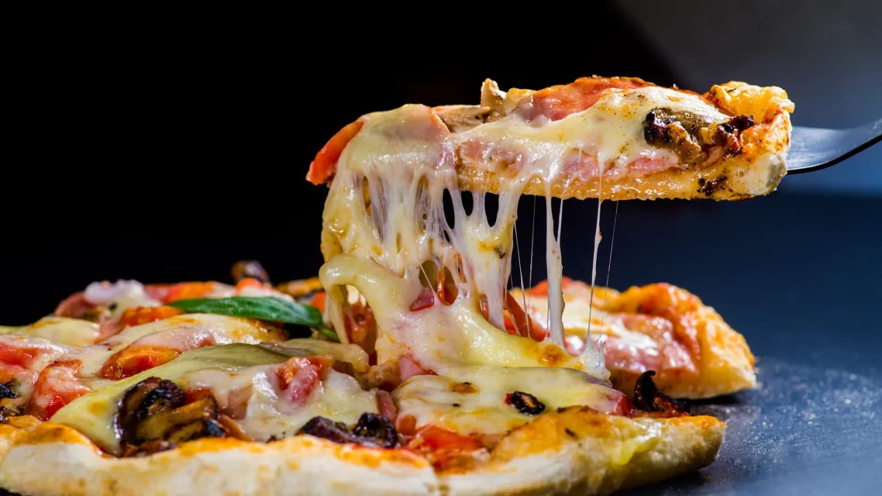 zdrowa domowa pizza z warzywami i kurczakiem