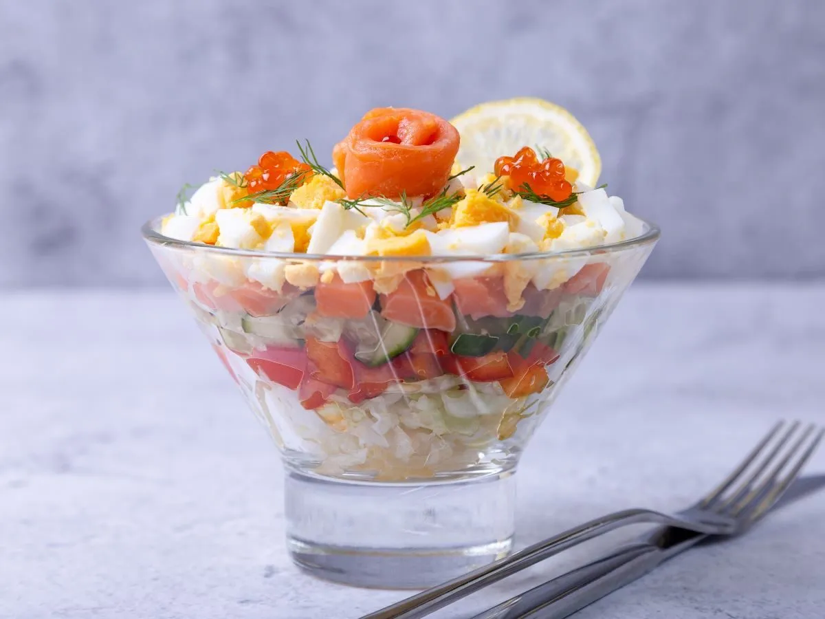 Warstwowa sałatka na Wielkanoc z łososiem, jajkiem i kawior. Idealna na świąteczny stół.