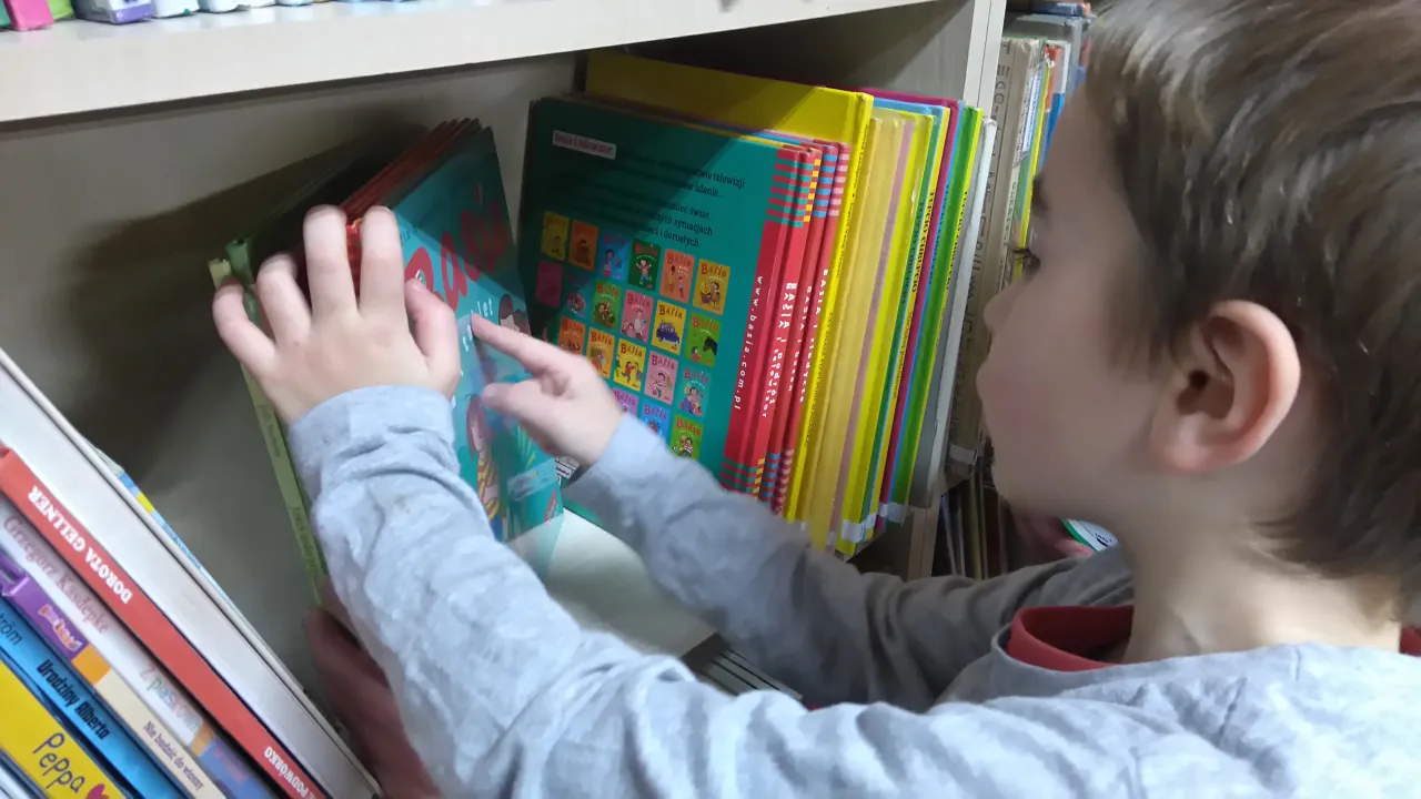 dzieci zgadujące zagadki o książkach w bibliotece